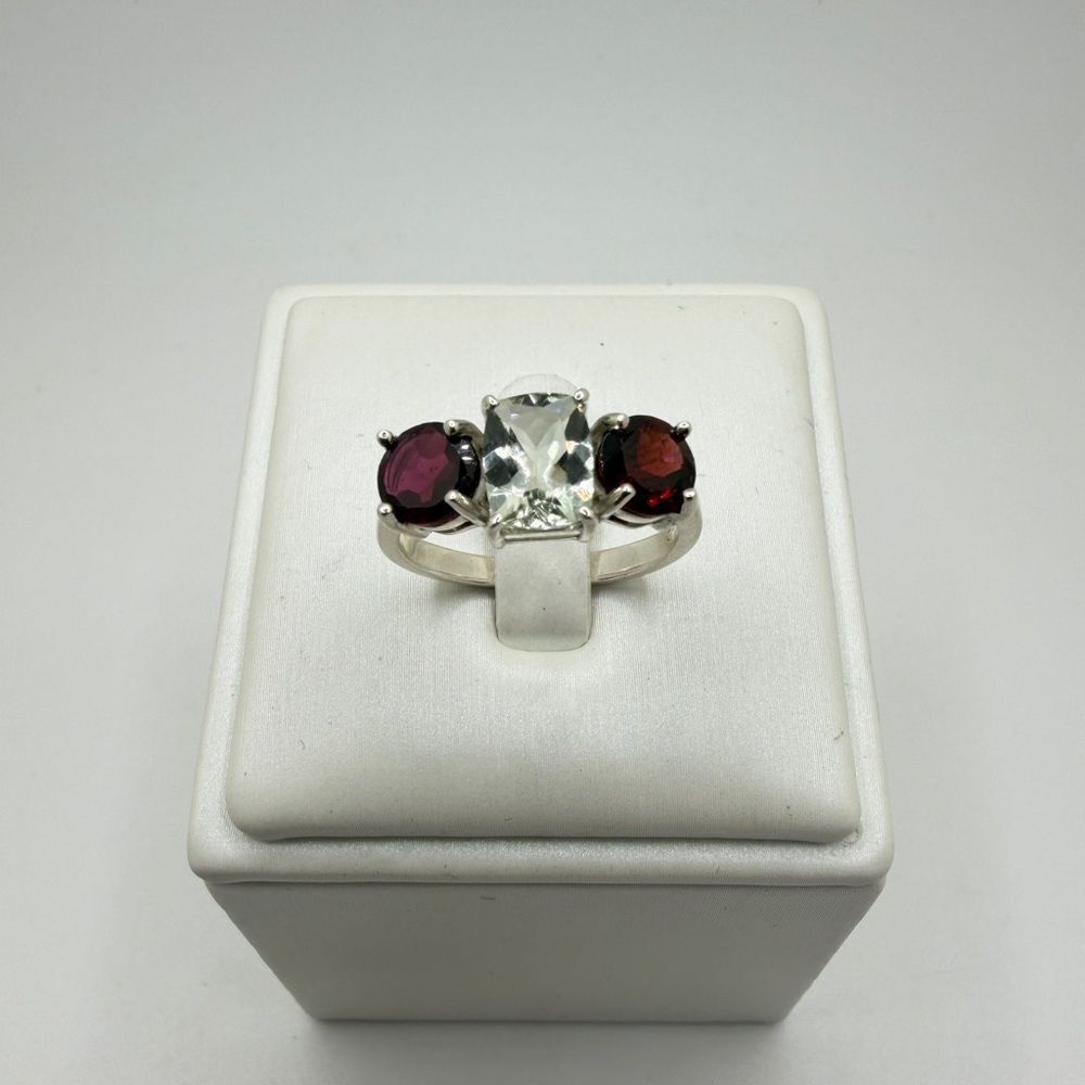 NWOT 5x8mm radiant cut Prasiolite, and 6mm garnet round cut accents in 925 ring!